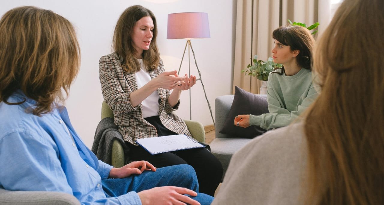 psychologist doing family therapy